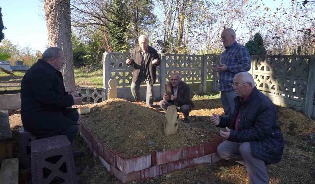 Vefat eden sahibinin mezarını terk etmiyor