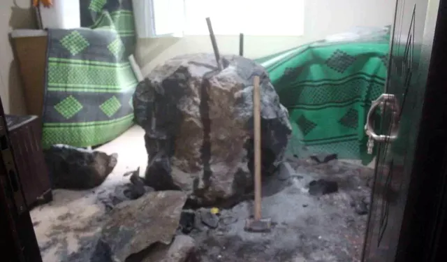 Kopan kaya parçası eve girdi