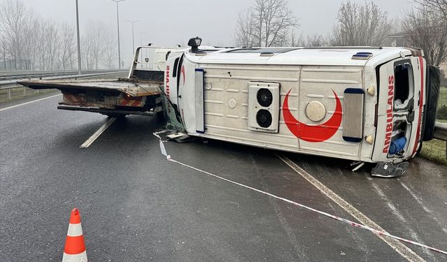 Devrilen ambulansta sürücü ile sağlık personeli yaralandı