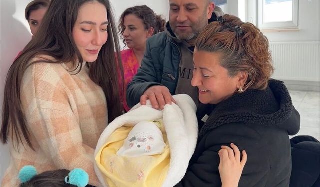 'Geçici Koruyucu Aile Hizmeti' modelinin 100. bebeği sıcak yuvaya kavuştu