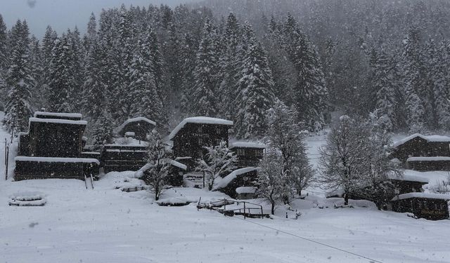 Karadeniz'de 670 yerleşim yerine kar nedeniyle ulaşım sağlanamıyor