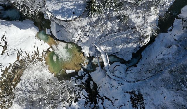 Mavigöl ile Kuzalan Şelalesi beyazlara büründü