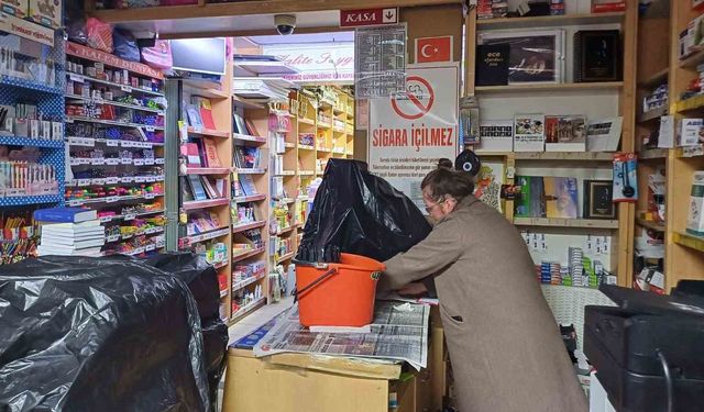 Daireyi su bastı, 6 esnaf mağdur oldu