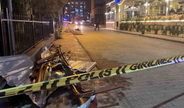 Fırtına çatıları uçurdu, ağaçları devirdi