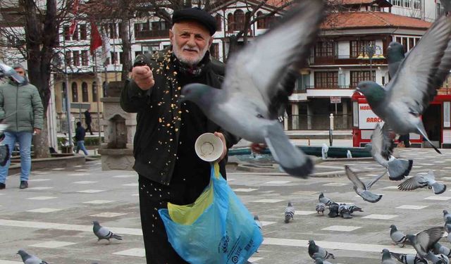 Güvercinleri beslemeden kahvaltı yapmıyor