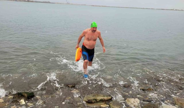 Kar altında denizde yüzdü