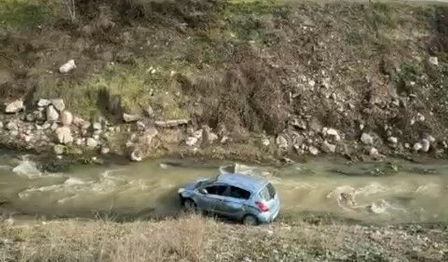 Kontrolden çıkan otomobil, dereye uçtu: 3 yaralı