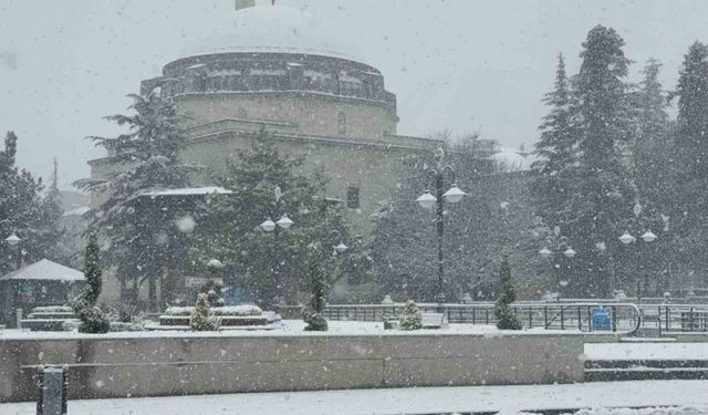 Tokat'ta yeni yılın ilk karı etkili oldu