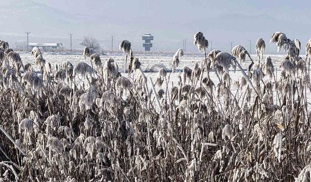 Yüzeyi buz tutan Kaz gölü güzelliğiyle dikkat çekti