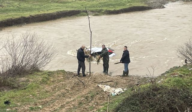 Çaya düşen otomobil 500 metre sürüklendi
