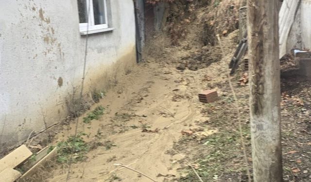 Heyelan nedeniyle 3 ev boşaltıldı