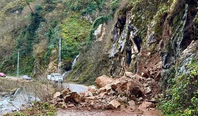 Heyelan nedeniyle köy yollarında ulaşımda aksama yaşandı