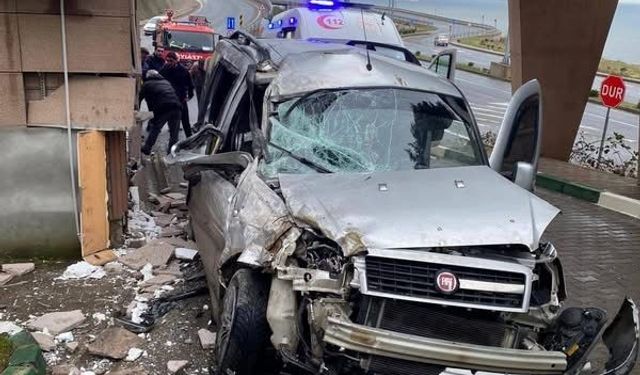 Araç hastanenin güvenlik kulübesine çarptı