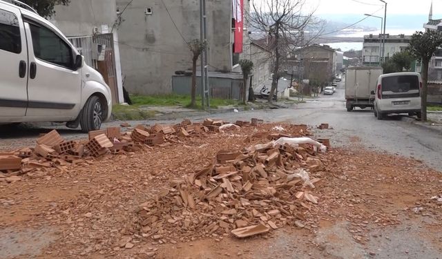 Aşırı yüklü kamyon kayarak iki aracı biçti