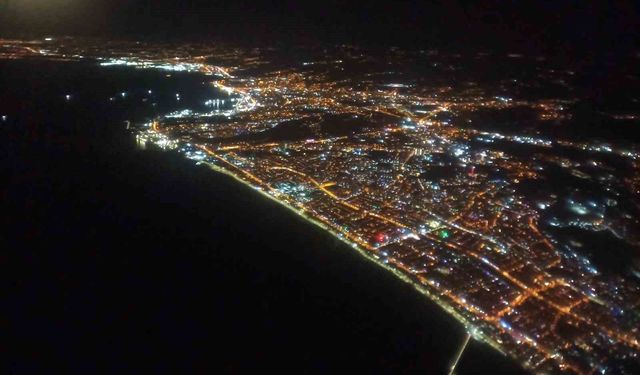 Gökyüzü büyüledi, şehir ışıkları geceyi aydınlattı