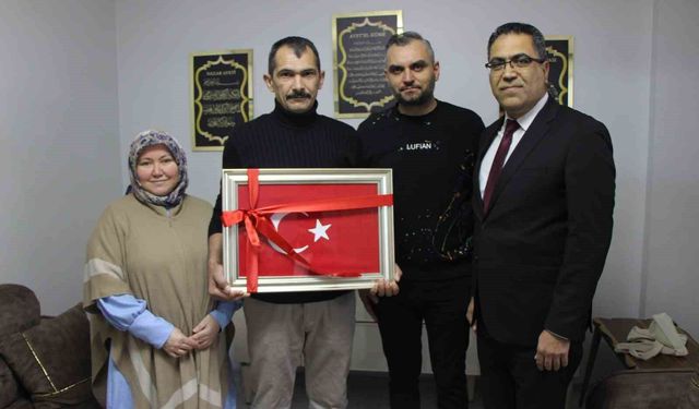 Hayatlar kurtardığı aileye evini açtı