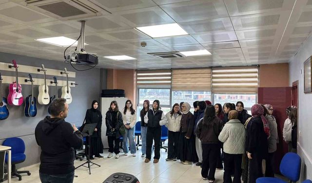 Lise öğrencileri gençlik merkezinde bir araya geldi
