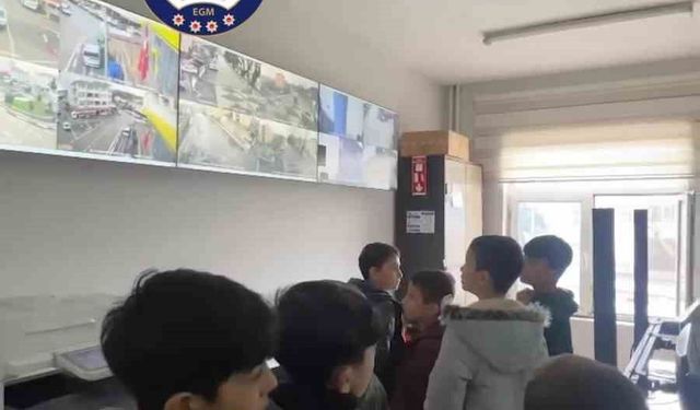 Polisten çocuklara yönelik sosyal farkındalık etkinliği
