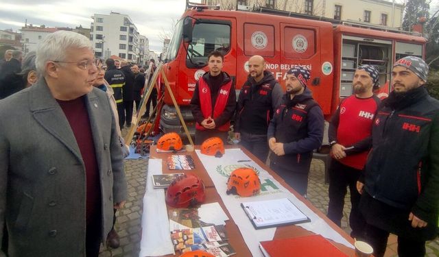 Sinop İYİ Parti, deprem farkındalık standını ziyaret etti