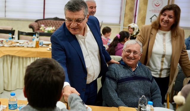 Vali Mustafa Özarslan koruyucu ailelerle iftar sofrasında buluştu