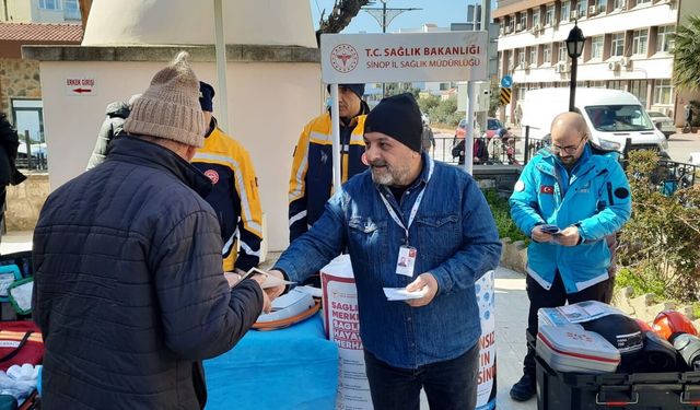Sinop'ta cuma namazı çıkışı sağlık bilgilendirmesi