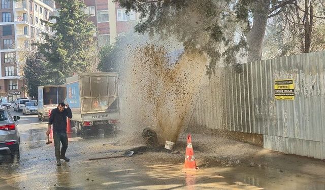 Boru patladı, fışkıran su apartman boyunu aştı