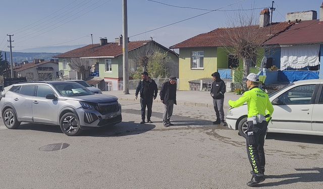 2 aracın çarpıştığı kazada 3 kişi yaralandı