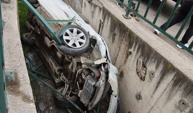 Alkollü ehliyetsiz sürücü otomobillere çarptı