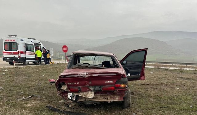 İki otomobil çarpıştı: 5 kişi yaralandı