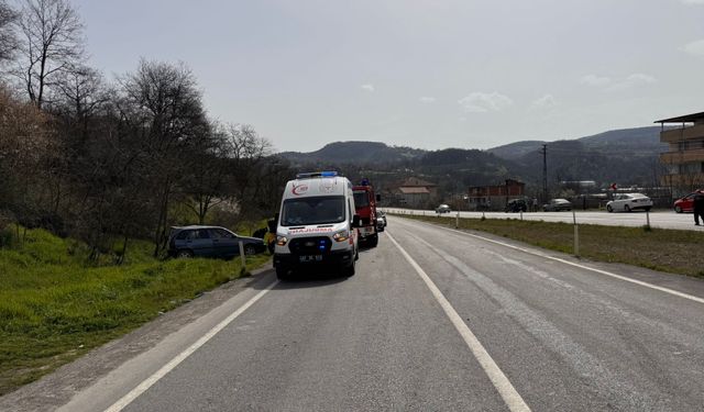Kamyonetle otomobil çarpıştı