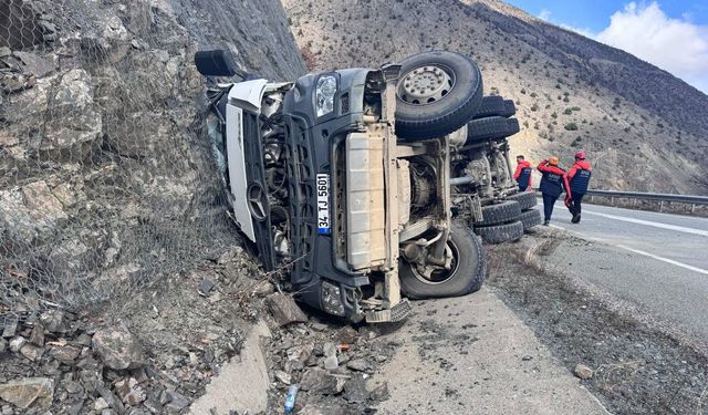 Beton mikserinin devrildiği kazada sürücü yaralandı