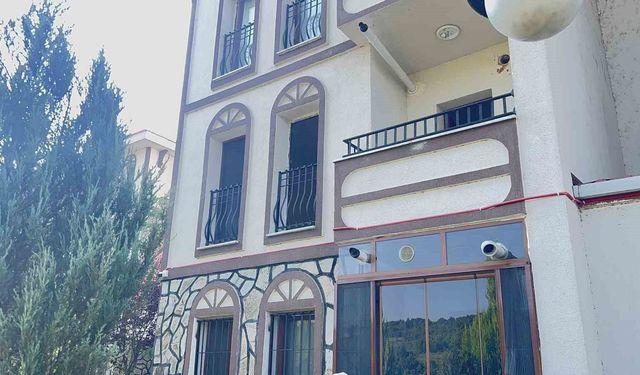 Annesi ve anneannesini baltayla parçaladı
