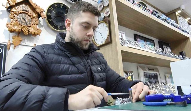 Genç saat tamircisi, zamana ayar veriyor