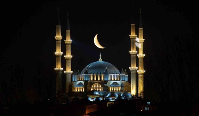 Gökyüzünde beliren hilal büyüledi