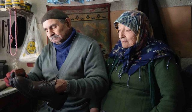 Her sabah dükkanını eşiyle açıyor