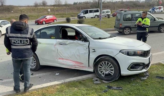 Otobüs ile otomobil kavşakta çarpıştı: 9 yaralı