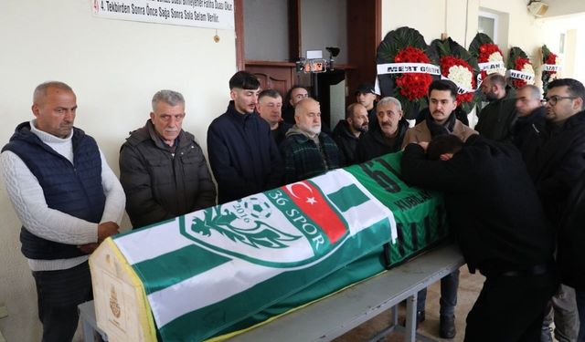 Silahlı saldırıda ölen genç futbolcu toprağa verildi