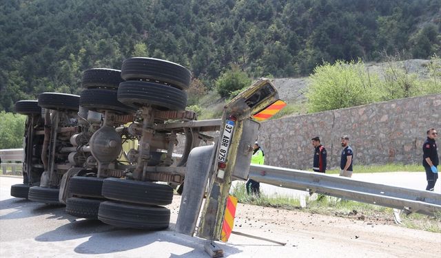 Devrilen kamyonun sürücüsü hayatını kaybetti