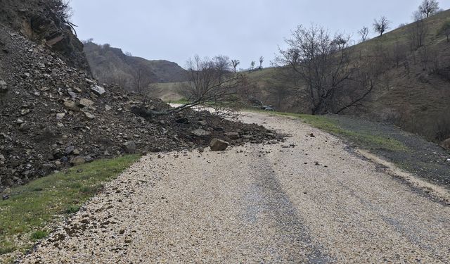 Heyelan nedeniyle kapanan yol yeniden ulaşıma açıldı