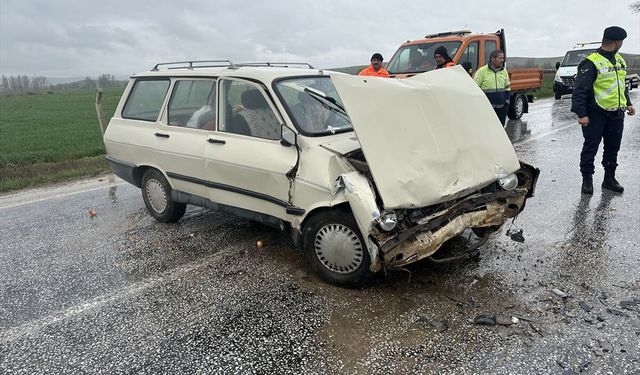 İki otomobilin çarpıştığı kazada 3 kişi yaralandı