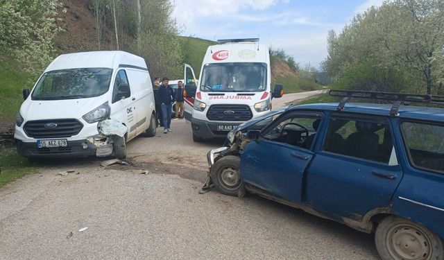 Minibüs ile otomobilin çarpıştığı kazada 4 kişi yaralandı