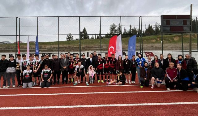 Polis Haftası kapsamında gençler sahada ter döktü
