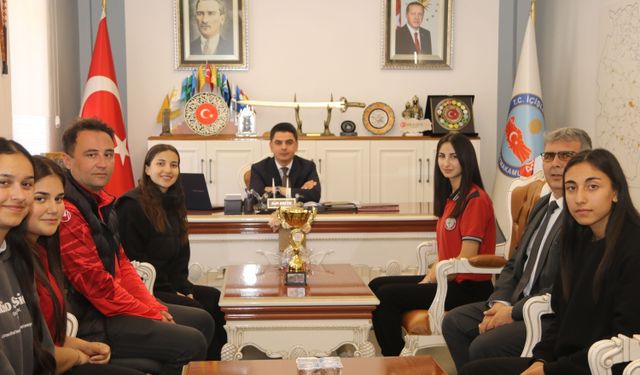 Şampiyon voleybolculardan ilçe kaymakamına ziyaret