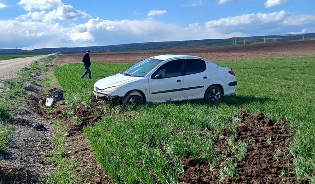 Devrilen otomobilin sürücüsü yaralandı
