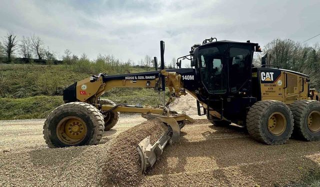 Düzce'de köy yollarında çalışmalar sürüyor