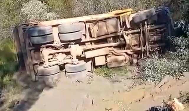 Kamyon şarampole devrildi, sürücü hayatını kaybetti