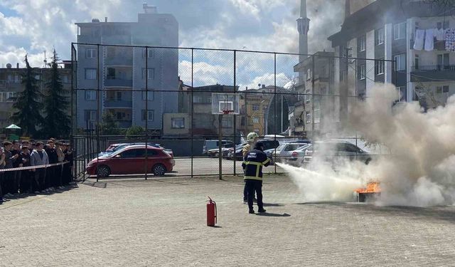 Liseli öğrencilere hayat kurtaran yangın tatbikatı