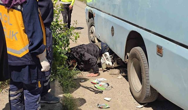 Motosiklet sürücüsü minibüsün altında sıkıştı
