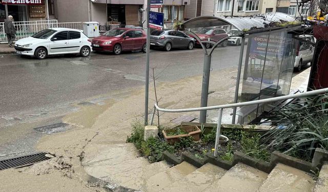 Su borusu patladı, sokaklar çamurla doldu