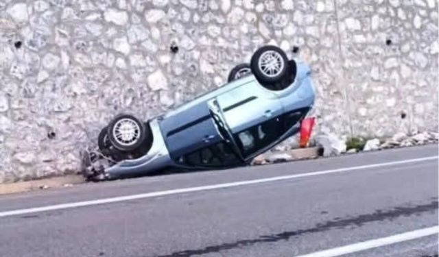 Vezirköprü–Durağan karayolunda otomobil takla attı